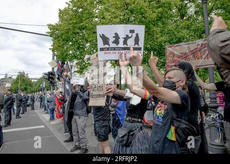 Berlin, Deutschland. 05. Aug. 2023. Als Reaktion auf den Querdener Protest wurde eine Gegendemonstration organisiert. Diese Gegenprotestierenden, von denen einige auf Fahrrädern saßen, versammelten sich am Holocaust-Denkmal. Ein Aufruf markierte die Gegenproteste für die Ablehnung von Verschwörungstheorien und die Verteidigung demokratischer Werte. (Foto: Michael Kuenne/PRESSCOV/Sipa USA) Guthaben: SIPA USA/Alamy Live News Stockfoto