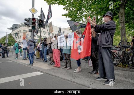 Berlin, Deutschland. 05. Aug. 2023. Als Reaktion auf den Querdener Protest wurde eine Gegendemonstration organisiert. Diese Gegenprotestierenden, von denen einige auf Fahrrädern saßen, versammelten sich am Holocaust-Denkmal. Ein Aufruf markierte die Gegenproteste für die Ablehnung von Verschwörungstheorien und die Verteidigung demokratischer Werte. (Foto: Michael Kuenne/PRESSCOV/Sipa USA) Guthaben: SIPA USA/Alamy Live News Stockfoto