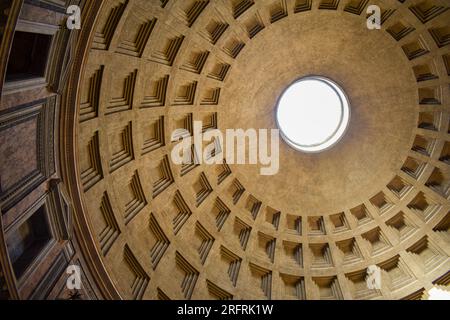 Decke der Pantheon-Kuppel in Rom. Stockfoto