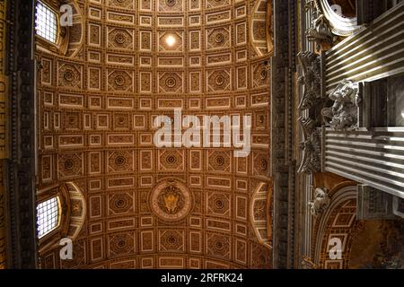 Deckenmuster im Petersdom im Vatikan. Stockfoto