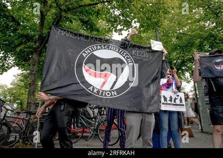 Berlin, Deutschland. 5. Aug. 2023. Als Reaktion auf den Querdener Protest wurde eine Gegendemonstration organisiert. Diese Gegenprotestierenden, von denen einige auf Fahrrädern saßen, versammelten sich am Holocaust-Denkmal. Ein Aufruf markierte die Gegenproteste für die Ablehnung von Verschwörungstheorien und die Verteidigung demokratischer Werte. (Kreditbild: © Michael Kuenne/PRESSCOV via ZUMA Press Wire) NUR REDAKTIONELLE VERWENDUNG! Nicht für den kommerziellen GEBRAUCH! Stockfoto