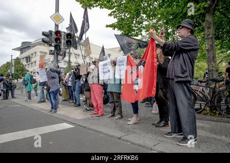 Berlin, Deutschland. 5. Aug. 2023. Als Reaktion auf den Querdener Protest wurde eine Gegendemonstration organisiert. Diese Gegenprotestierenden, von denen einige auf Fahrrädern saßen, versammelten sich am Holocaust-Denkmal. Ein Aufruf markierte die Gegenproteste für die Ablehnung von Verschwörungstheorien und die Verteidigung demokratischer Werte. (Kreditbild: © Michael Kuenne/PRESSCOV via ZUMA Press Wire) NUR REDAKTIONELLE VERWENDUNG! Nicht für den kommerziellen GEBRAUCH! Stockfoto