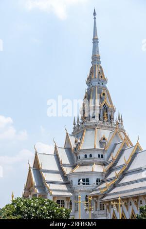 Dach der Kapelle von Wat Sothon Wararam Worawihan. Ein öffentlicher Tempel in der Provinz Chachoengsao, Thailand Stockfoto