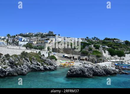 Blick auf die kleine Bucht mit Blick auf ein kleines Dorf in der Provinz Lecce, Italien. Stockfoto