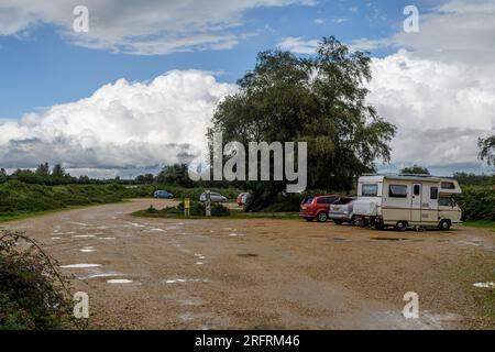 Godshill, New Forest, Hampshire, Vereinigtes Königreich, 5. August 2023, Wetter: Neuer Forest Parkplatz unter starken Regenschauern und dunklem Himmel am Nachmittag, wenn der Sturm Antoni über Südengland zieht. Kredit: Paul Biggins/Alamy Live News Stockfoto