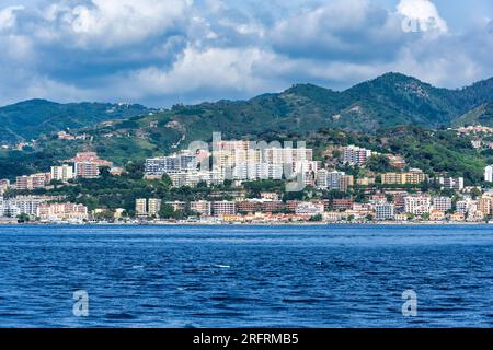 Hochhäuser und Apartmentblöcke am Meer der Stadt Messina mit Blick von der Straße von Messina in Sizilien, Italien Stockfoto