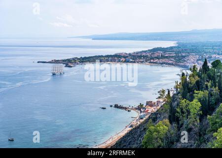 Blick auf die Bucht von Naxos und den beliebten Ferienort Giardini Naxos von Taormina in Sizilien, Italien Stockfoto