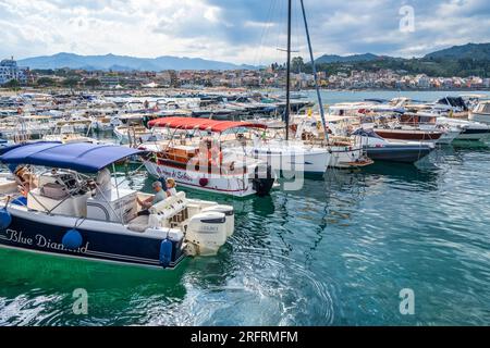 Boote in der Marina di Schiso in Giardini Naxos, einer beliebten Stadt und Resort südlich von Taormina in Sizilien, Italien Stockfoto