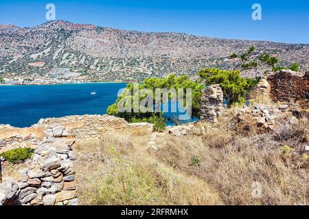 Blick auf die Insel Spinalonga mit ruhigem Meer. Hier waren isolierte Aussätzige, Menschen mit Hansen-Krankheit, Golf von Elounda, Kreta, Griechenland. Stockfoto