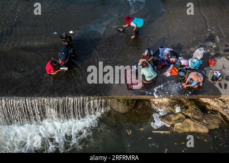 Bogor, Indonesien. 05. Aug. 2023. Am 05. August nutzen die Bewohner Flusswasser, um ihre Kleidung und ihr Motorrad am Ufer des Flusses Cileungsi in Gunung Sari Village, Bogor Regency, West Java, Indonesien, zu waschen. 2023, da das Wasser in ihren Häusern aufgrund des El Nino von extremen Trockenheit betroffen ist. (Foto: Andi M Ridwan/INA Photo Agency/Sipa USA) Guthaben: SIPA USA/Alamy Live News Stockfoto