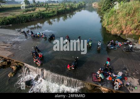 Bogor, Indonesien. 05. Aug. 2023. Am 05. August nutzen die Bewohner Flusswasser, um ihre Kleidung und ihr Motorrad am Ufer des Flusses Cileungsi in Gunung Sari Village, Bogor Regency, West Java, Indonesien, zu waschen. 2023, da das Wasser in ihren Häusern aufgrund des El Nino von extremen Trockenheit betroffen ist. (Foto: Andi M Ridwan/INA Photo Agency/Sipa USA) Guthaben: SIPA USA/Alamy Live News Stockfoto