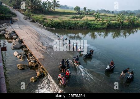 Bogor, Indonesien. 05. Aug. 2023. Am 05. August nutzen die Bewohner Flusswasser, um ihre Kleidung und ihr Motorrad am Ufer des Flusses Cileungsi in Gunung Sari Village, Bogor Regency, West Java, Indonesien, zu waschen. 2023, da das Wasser in ihren Häusern aufgrund des El Nino von extremen Trockenheit betroffen ist. (Foto: Andi M Ridwan/INA Photo Agency/Sipa USA) Guthaben: SIPA USA/Alamy Live News Stockfoto