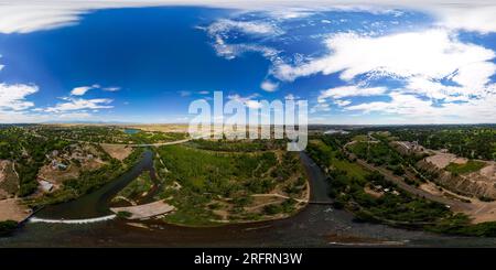 360 Grad Panorama Ansicht von Aerial 360 Drohne, rechteckiges Foto: City Park Pueblo Colorado USA und Arkansas River