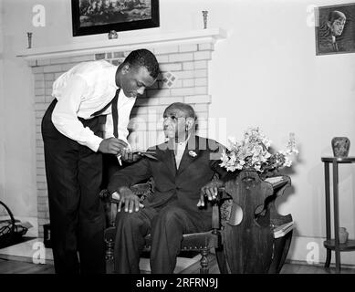 Dr. George Washington Carver spricht mit einem Mitglied des Reserve Officers Training Corps, Tuskegee Institute, Tuskegee, Alabama, USA, Arthur Rothstein, USA Office of war Information, März 1942 Stockfoto