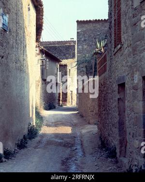 CALLES DEL PUEBLO - RESTOS DE MURALLAS DEL S. IV A.C - IBERICAS. Lage: AUSSEN. Ullastret. GERONA. SPANIEN. Stockfoto