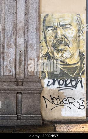 Holzkohle- und temperamentfarbenes Porträt, das dem Rocksänger Vasco Rossi vom Straßenkünstler John Sale gewidmet ist, unter den Arkaden der Piazza Castello, Turin, Italien Stockfoto