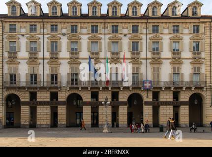 Fassade des Palastes der Region Piemont auf der Piazza Castello, einem der wichtigsten Plätze von Turin, Piemont, Italien Stockfoto