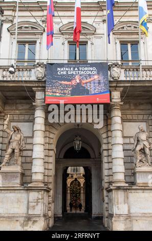 Eintritt zum Civic Palace oder Palazzo di Città, Sitz des Rathauses, mit einem Banner, das für Weihnachten in Turin, Piemont, Italien wirbt Stockfoto