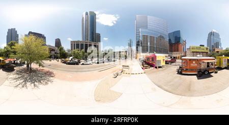 360 Grad Panorama Ansicht von Austin, TX, USA - 24. Juli 2023: 360 gleicheckige Photo Food Trucks im Zentrum von Austin, Texas