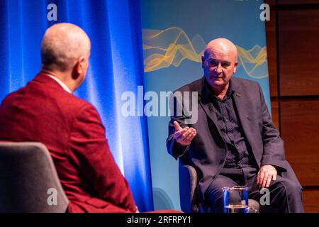 Edinburgh, Großbritannien. 05. August 2023 abgebildet: Mick Lynch, Generalsekretär des RMT (National Union of Rail, Maritime and Transport Workers) im Gespräch mit dem LBC-Moderator Iain Dale am Edinburgh Fringe. Während des Interviews sagte Mick Lynch: „Die Minister der Tory sind keine Industriekapitäne, sondern nur Schanker“. Kredit: Rich Dyson/Alamy Live News Stockfoto