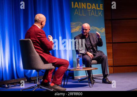 Edinburgh, Großbritannien. 05. August 2023 abgebildet: Mick Lynch, Generalsekretär des RMT (National Union of Rail, Maritime and Transport Workers) im Gespräch mit dem LBC-Moderator Iain Dale am Edinburgh Fringe. Während des Interviews sagte Mick Lynch: „Die Minister der Tory sind keine Industriekapitäne, sondern nur Schanker“. Kredit: Rich Dyson/Alamy Live News Stockfoto