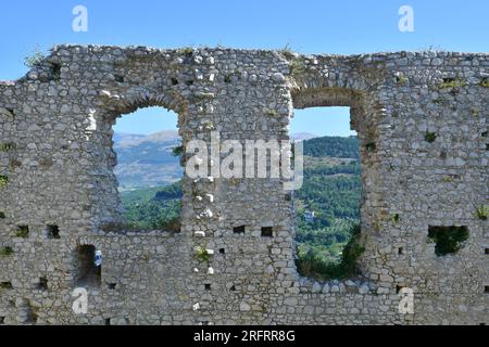 Die Landschaft von den Ruinen einer alten Burg in Buccino, einem mittelalterlichen Dorf in der Provinz Salerno, Italien. Stockfoto