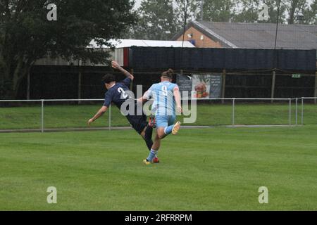 Hadleigh, Großbritannien. 5. Aug 2023. Zusätzliche Vorrunde des FA Cup, während Hadleigh United der Eastern Counties Football League gegen Cambridge City in der Northern Premier League Midlands Division im Millfield antritt. Das Spiel wurde zur Halbzeit abgebrochen, weil Cambridge City 3:0 auf dem Spielfeld war. Kredit: Eastern Views/Alamy Live News Stockfoto