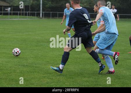 Hadleigh, Großbritannien. 5. Aug 2023. Zusätzliche Vorrunde des FA Cup, während Hadleigh United der Eastern Counties Football League gegen Cambridge City in der Northern Premier League Midlands Division im Millfield antritt. Das Spiel wurde zur Halbzeit abgebrochen, weil Cambridge City 3:0 auf dem Spielfeld war. Kredit: Eastern Views/Alamy Live News Stockfoto