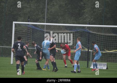 Hadleigh, Großbritannien. 5. Aug 2023. Zusätzliche Vorrunde des FA Cup, während Hadleigh United der Eastern Counties Football League gegen Cambridge City in der Northern Premier League Midlands Division im Millfield antritt. Das Spiel wurde zur Halbzeit abgebrochen, weil Cambridge City 3:0 auf dem Spielfeld war. Kredit: Eastern Views/Alamy Live News Stockfoto