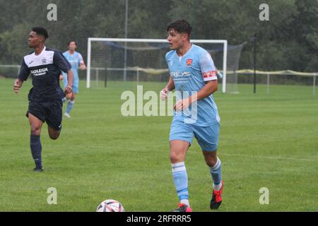 Hadleigh, Großbritannien. 5. Aug 2023. Zusätzliche Vorrunde des FA Cup, während Hadleigh United der Eastern Counties Football League gegen Cambridge City in der Northern Premier League Midlands Division im Millfield antritt. Das Spiel wurde zur Halbzeit abgebrochen, weil Cambridge City 3:0 auf dem Spielfeld war. Kredit: Eastern Views/Alamy Live News Stockfoto