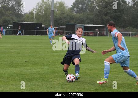 Hadleigh, Großbritannien. 5. Aug 2023. Zusätzliche Vorrunde des FA Cup, während Hadleigh United der Eastern Counties Football League gegen Cambridge City in der Northern Premier League Midlands Division im Millfield antritt. Das Spiel wurde zur Halbzeit abgebrochen, weil Cambridge City 3:0 auf dem Spielfeld war. Kredit: Eastern Views/Alamy Live News Stockfoto