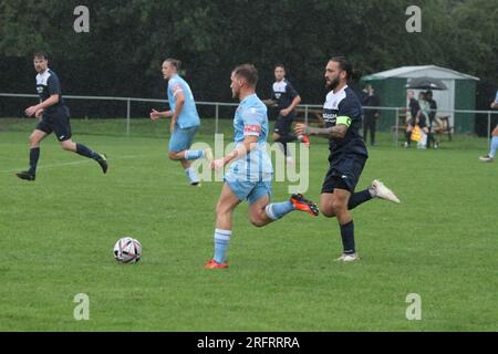 Hadleigh, Großbritannien. 5. Aug 2023. Zusätzliche Vorrunde des FA Cup, während Hadleigh United der Eastern Counties Football League gegen Cambridge City in der Northern Premier League Midlands Division im Millfield antritt. Das Spiel wurde zur Halbzeit abgebrochen, weil Cambridge City 3:0 auf dem Spielfeld war. Kredit: Eastern Views/Alamy Live News Stockfoto