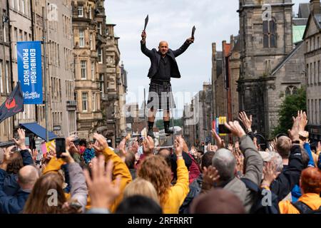 Edinburgh, Schottland, Großbritannien. 5. August 2023. Viele Schauspieler werben für ihre Shows und Straßenkünstler unterhalten die Öffentlichkeit auf der Royal Mile am zweiten Tag des Edinburgh Fringe Festivals. Iain Masterton/Alamy Live News Stockfoto