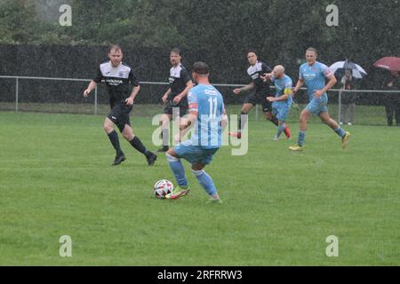 Hadleigh, Großbritannien. 5. Aug 2023. Zusätzliche Vorrunde des FA Cup, während Hadleigh United der Eastern Counties Football League gegen Cambridge City in der Northern Premier League Midlands Division im Millfield antritt. Das Spiel wurde zur Halbzeit abgebrochen, weil Cambridge City 3:0 auf dem Spielfeld war. Kredit: Eastern Views/Alamy Live News Stockfoto