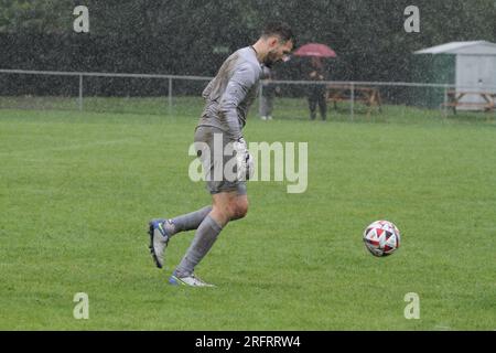 Hadleigh, Großbritannien. 5. Aug 2023. Zusätzliche Vorrunde des FA Cup, während Hadleigh United der Eastern Counties Football League gegen Cambridge City in der Northern Premier League Midlands Division im Millfield antritt. Das Spiel wurde zur Halbzeit abgebrochen, weil Cambridge City 3:0 auf dem Spielfeld war. Kredit: Eastern Views/Alamy Live News Stockfoto