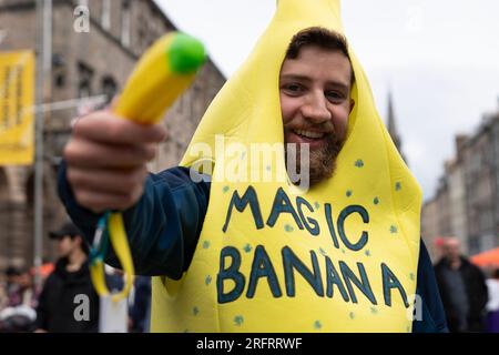 Edinburgh, Schottland, Großbritannien. 5. August 2023. Viele Schauspieler werben für ihre Shows und Straßenkünstler unterhalten die Öffentlichkeit auf der Royal Mile am zweiten Tag des Edinburgh Fringe Festivals. Iain Masterton/Alamy Live News Stockfoto