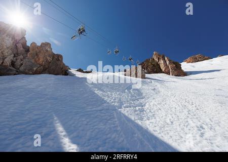 Mammoth Lakes, Kalifornien. 4. Juli 2023. Chailift 23 über Wipout Chute im Mammoth Mountain Ski Resort an einem klaren Sommertag. Stockfoto