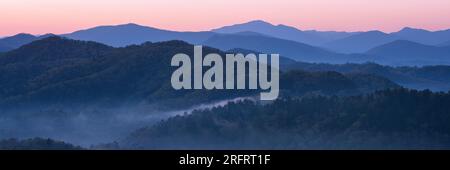 Nebeliger Morgen am Foothills Parkway in den Great Smoky Mountains von Tennessee Stockfoto