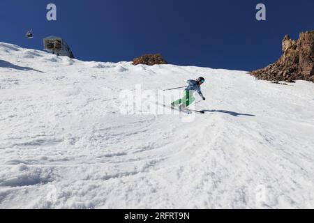 Mammoth Lakes, Kalifornien. 4. Juli 2023. Besucher, die an klaren Sommertagen im Skigebiet Mammoth Mountain Wintersport treiben. Stockfoto