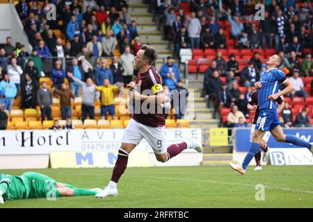 Edinburgh, Großbritannien. 05. Aug. 2023. McDiairmid Park. Perth. Schottland. St. Johnstone gegen Herzen. 5. August 2023. Während des Cinch Premiership-Spiels zwischen St. Johnstone und Hearts Hearts Hearts' Lawrence Shankland feiert das Torschießen der Herzen (Foto: David Mollison/Alamy Live News) Stockfoto