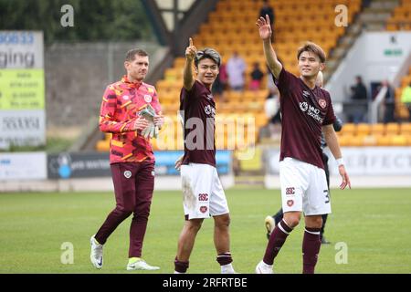 Edinburgh, Großbritannien. 05. Aug. 2023. McDiairmid Park. Perth. Schottland. St. Johnstone gegen Herzen. 5. August 2023. Während des Cinch Premiership-Spiels zwischen St. Johnstone und Hearts feiern Hearts' Kyosuke Tagawa und Hearts' Yutara Oda den Sieg von 2-0 (Foto: David Mollison/Alamy Live News Stockfoto