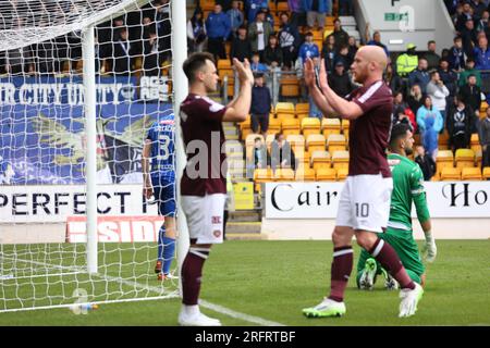 Edinburgh, Großbritannien. 05. Aug. 2023. McDiairmid Park. Perth. Schottland. St. Johnstone gegen Herzen. 5. August 2023. Während des Cinch Premiership-Spiels zwischen St. Johnstone und Hearts Hearts' Lawrence Shankland feiert das zweite Tor von Hearts' Liam Boyce (Foto: David Mollison/Alamy Live News) Stockfoto