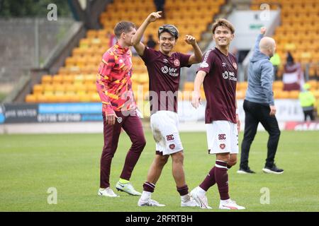 Edinburgh, Großbritannien. 05. Aug. 2023. McDiairmid Park. Perth. Schottland. St. Johnstone gegen Herzen. 5. August 2023. Während des Cinch Premiership-Spiels zwischen St. Johnstone und Hearts feiern Hearts' Kyosuke Tagawa und Hearts' Yutara Oda den Sieg von 2-0 (Foto: David Mollison/Alamy Live News Stockfoto