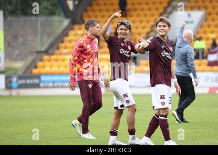 Edinburgh, Großbritannien. 05. Aug. 2023. McDiairmid Park. Perth. Schottland. St. Johnstone gegen Herzen. 5. August 2023. Während des Cinch Premiership-Spiels zwischen St. Johnstone und Hearts feiern Hearts' Kyosuke Tagawa und Hearts' Yutara Oda den Sieg von 2-0 (Foto: David Mollison/Alamy Live News Stockfoto