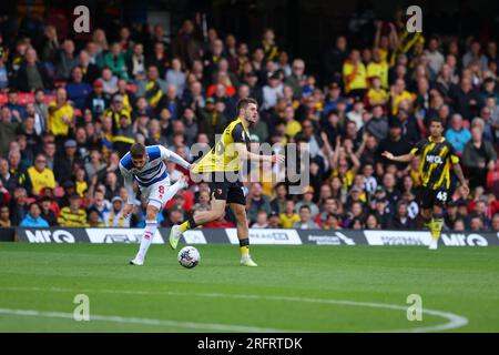 5. August 2023: Vicarage Road, Watford, Hertfordshire, England; EFL Championship Football, Watford gegen Queens Park Rangers; Sam Field of Queens Park Rangers fordert Giorgi Chakvetadze von Watford heraus Stockfoto