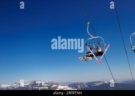 Mammoth Lakes, Kalifornien. 4. Juli 2023. Besucher, die an klaren Sommertagen im Skigebiet Mammoth Mountain Wintersport treiben. Stockfoto