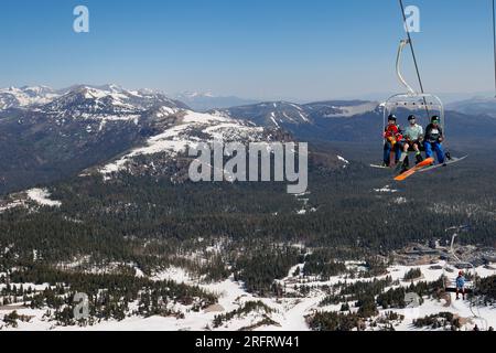 Mammoth Lakes, Kalifornien. 4. Juli 2023. Besucher, die an klaren Sommertagen im Skigebiet Mammoth Mountain Wintersport treiben. Stockfoto