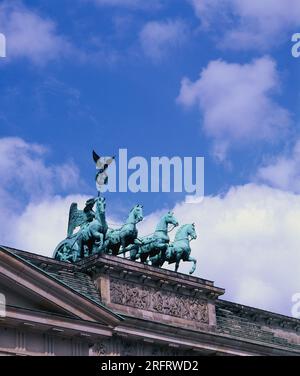 Deutschland. Berlin. Brandenburger Tor. Detail mit Statue eines Streitwagen. Stockfoto