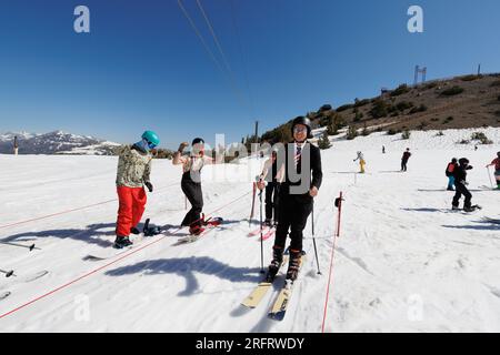 Mammoth Lakes, Kalifornien. 4. Juli 2023. Besucher, die an klaren Sommertagen im Skigebiet Mammoth Mountain Wintersport treiben. Stockfoto