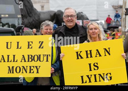 London, Großbritannien. 5. August 2023. Howard Cox, Parteikandidat der britischen Reform für die Londoner Bürgermeisterwahl, schließt sich einem Protest gegen die geplante Erweiterung der Ultra Low Emissions Zone an, die die Luftverschmutzung in London verringern soll und eine Gebühr auf Fahrzeuge erhebt, die mit höherem Schadstoffausstoß in die Zone gelangen. Kredit: Ron Fassbender/Alamy Live News Stockfoto